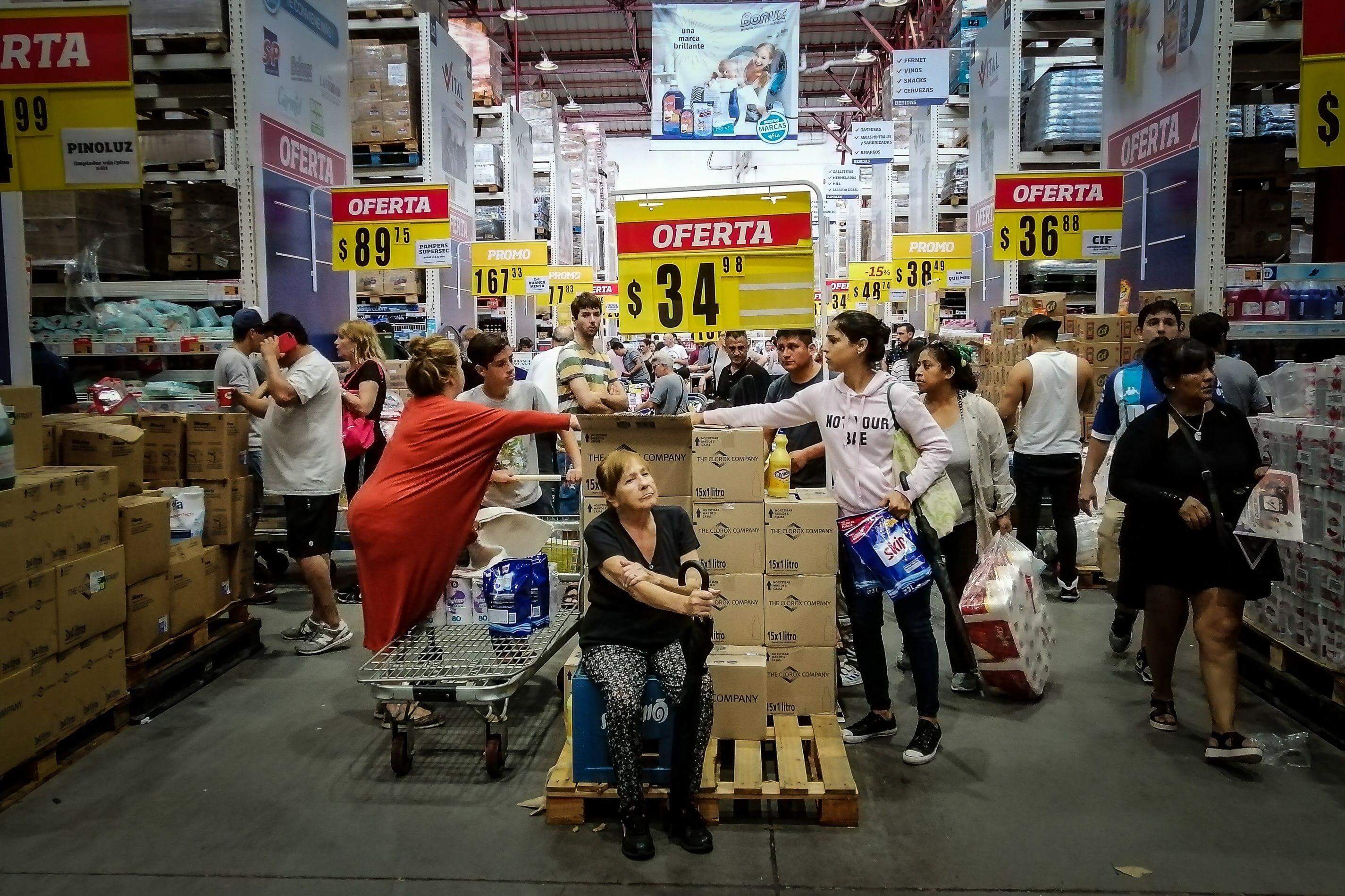 Avoiding large crowded supermarkets is essential for social distancing. (Photo: EFE).