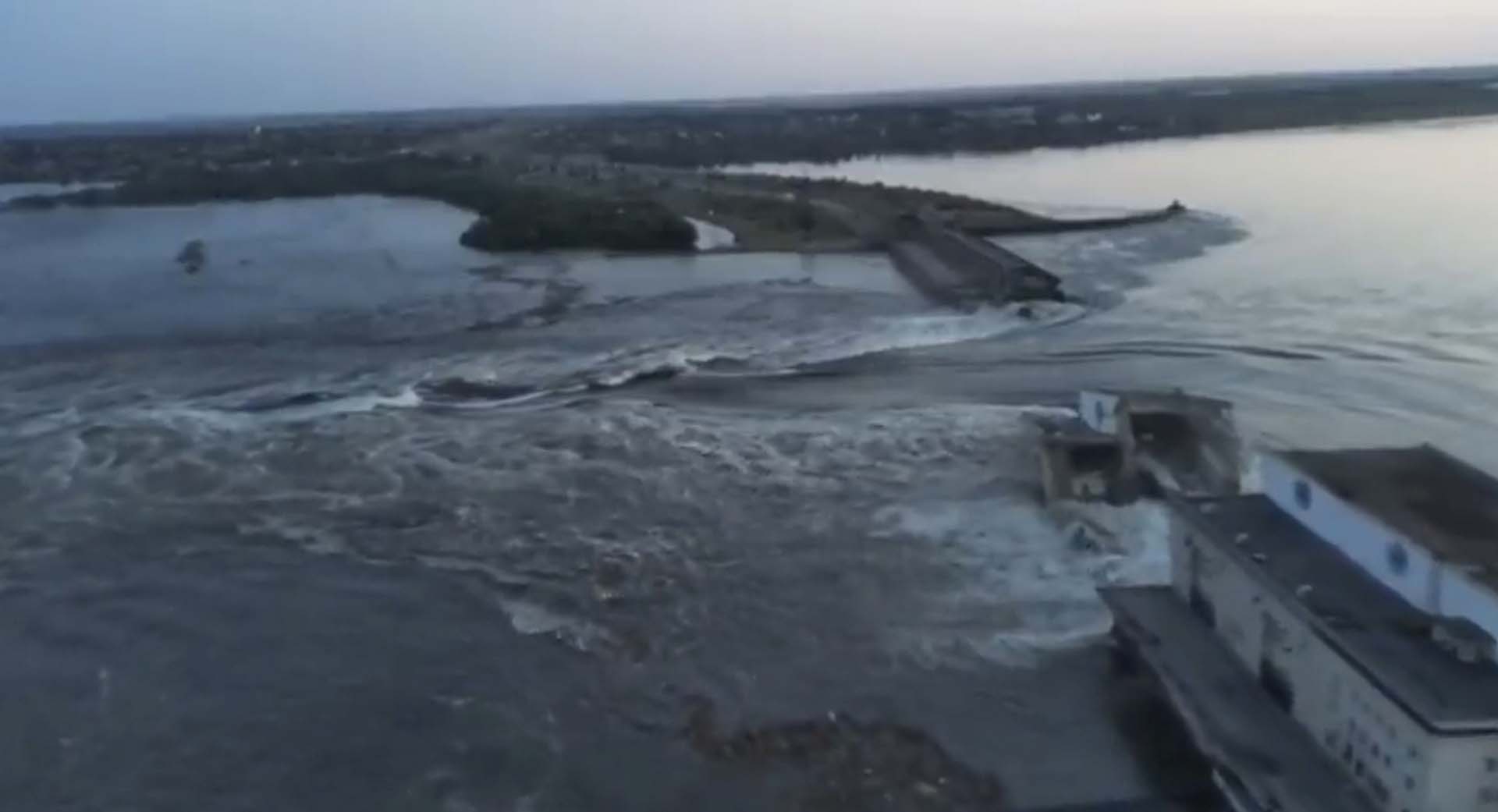 The strategic Kakhovka dam was destroyed by an explosion, releasing water that is flooding an area of ​​tens of thousands of hectares.  Ukraine claims it was the Russians to prevent their expected counteroffensive (Ukrainian Presidential Office via AP)